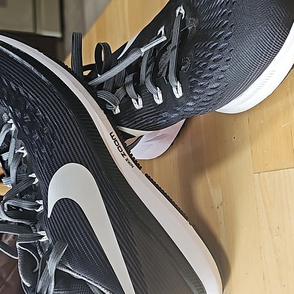 Nike Other - Nike Zoom Sneakers Mens Sz 10.5 Black and White  Excellent Condition